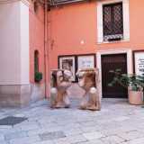 ...e cortile), senza illuminazione e senza pannelli esplicativi. Una sistemazione che di certo non rende loro onore
